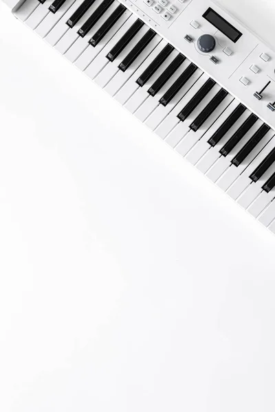 Musikal bakgrund med musiknycklar på vitt, platt låg, kopiera utrymme. — Stockfoto