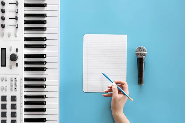 Teclas musicais, microfone e papel em branco sobre fundo azul. — Fotografia de Stock