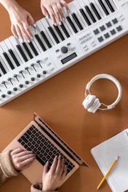 Müzikal düz zemin, müzik oluşturma kavramı.