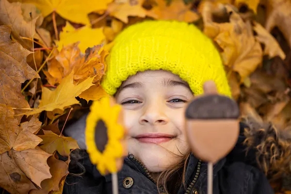 一个孩子手里拿着明媚的秋天姜饼. — 图库照片