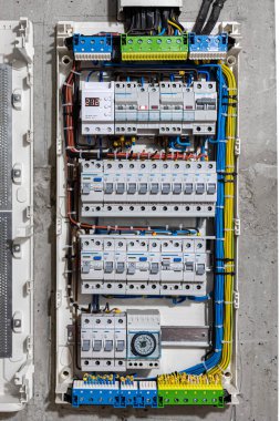 Birçok anahtarı ve fiber optik kablosu olan santral.