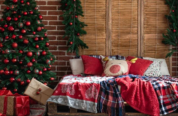 Interior do quarto de Natal com cores vermelho-verdes com uma árvore de Natal. — Fotografia de Stock