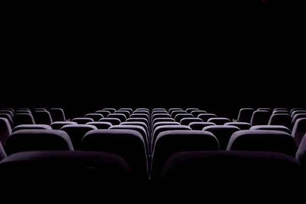Концертный зал, кинозал с выключенным освещением и мягкими креслами. — стоковое фото