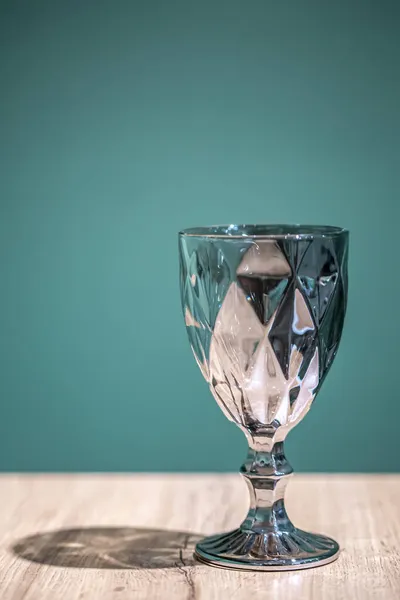 Brillante vetro strutturato su uno sfondo azzurro. — Foto Stock