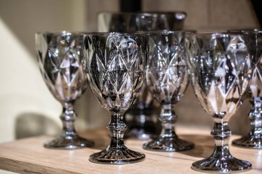 Rafta parlak desenli gözlükler var. Yakın plan..