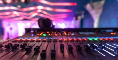 Kapat, ses müzik karıştırıcı kontrol paneli bulanık arkaplanda.