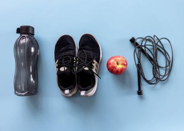 Spor malzemeleri mavi, düz yerde..