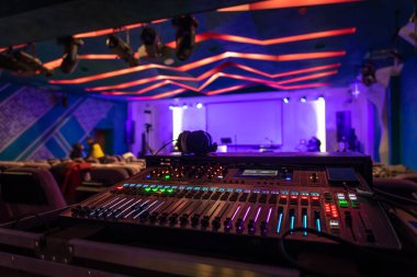 Kapat, ses müzik karıştırıcı kontrol paneli bulanık arkaplanda.