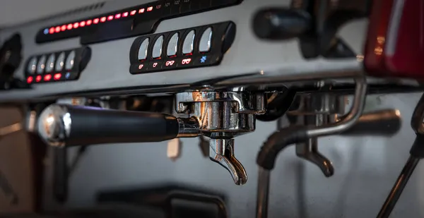 Detalhe de close-up de uma máquina de café profissional. — Fotografia de Stock