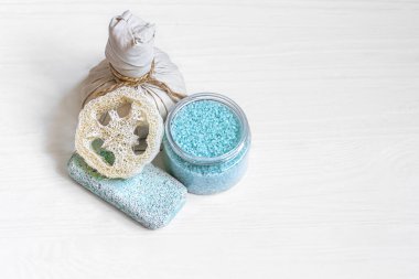 Vücut ve banyo bakım ürünleriyle kaplıca bileşimi.