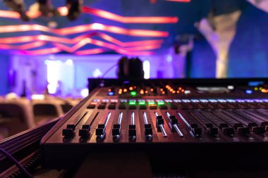 Kapat, ses müzik karıştırıcı kontrol paneli bulanık arkaplanda.