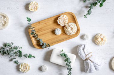 Beyaz arkaplan üzerinde uzanan spa bileşimi düz.