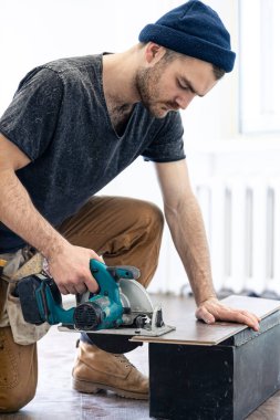 Daire testere, marangoz tahta testeresi kullanıyor..