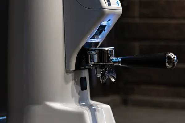 Close-up deel van een koffiemachine, een houder voor koffie. — Stockfoto