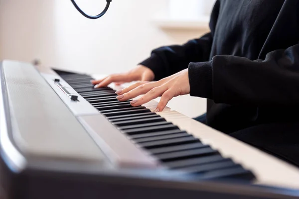 Kvinnliga händer spelar musiknycklar, mjuk fokus. — Stockfoto