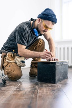 Daire testere, marangoz tahta testeresi kullanıyor..