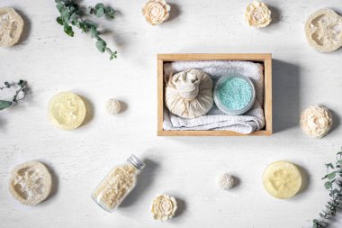 Beyaz arkaplan üzerinde uzanan spa bileşimi düz.