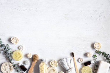 Beyaz arkaplan üzerine uzanan spa bileşimi düz, boşluğu kopyala.