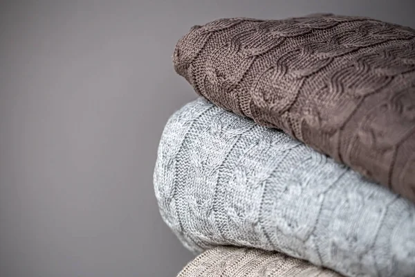 Крупный план текстурированных трикотажных одеял в пачке. — стоковое фото