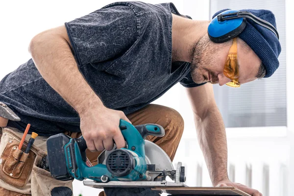 Circular Saw, carpenter using a circular saw for wood. — Stock Photo, Image