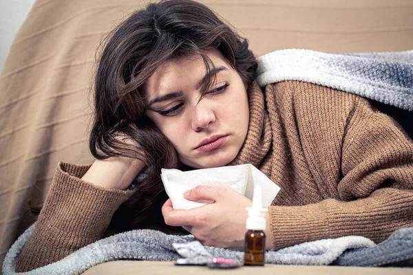 Femeia tânără bolnavă cu medicamente se află în pat, răceală și tratament la domiciliu. — Fotografie, imagine de stoc