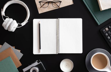 Siyah arkaplanda boş bir defter aç, düz yat.