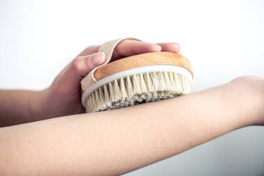 Masaj fırçasıyla kadın el masajı..