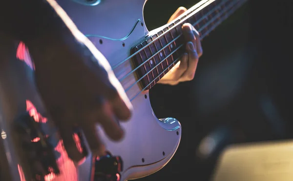 Close-up of a man playing the bass guitar. — Stock Photo, Image