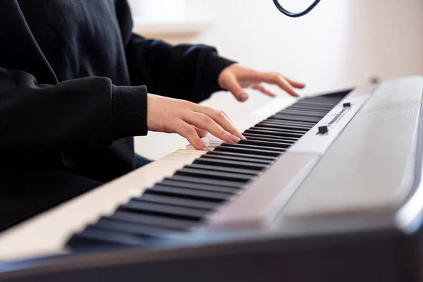 Kvinnliga händer spelar musiknycklar, mjuk fokus. — Stockfoto