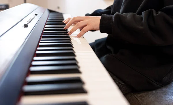 Kvinnliga händer spelar musiknycklar, mjuk fokus. — Stockfoto