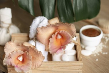 Tayland orkide çiçekleri ve banyo aksesuarlarıyla spa kompozisyonu.