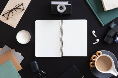 Siyah arkaplanda boş bir defter aç, düz yat.