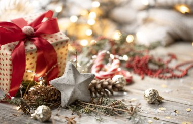 Hediye kutusu ve dekor detaylarıyla Noel arkaplanı.