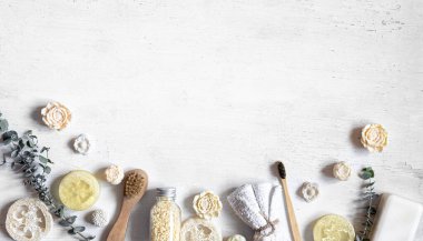 Beyaz arkaplan üzerine uzanan spa bileşimi düz, boşluğu kopyala.