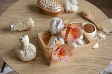 Tayland orkide çiçekleri ve banyo aksesuarlarıyla spa kompozisyonu.