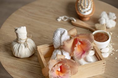 Tayland orkide çiçekleri ve banyo aksesuarlarıyla spa kompozisyonu.