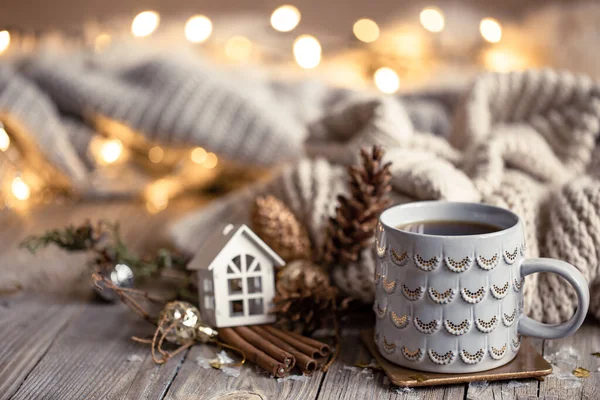 Noel arkaplanı güzel bir fincan ve bokeh ışıklarıyla. — Stok fotoğraf