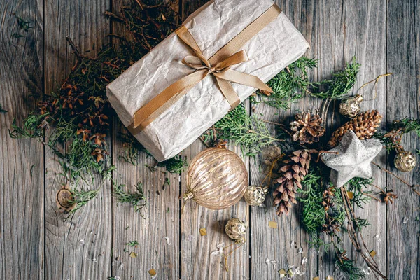 Vlakke lay kerstcompositie met geschenkdoos op een houten ondergrond. — Stockfoto