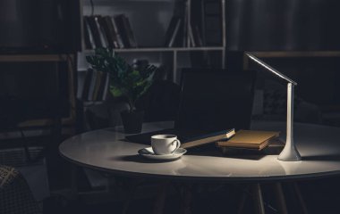Gece geç saatte işyeri, gece işi konsepti..