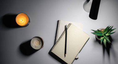 Düz yatış, not defteri ve lamba, gece iş yeri..