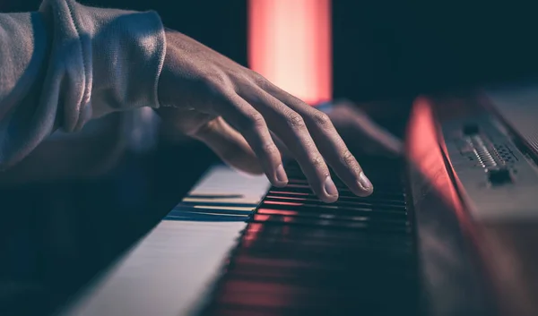 Närbild av manliga händer spelar piano nycklar. — Stockfoto