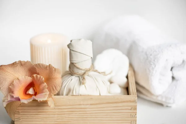Composição de spa com produtos de cuidados com o corpo em uma caixa de madeira e flores de orquídea tailandesa. — Fotografia de Stock