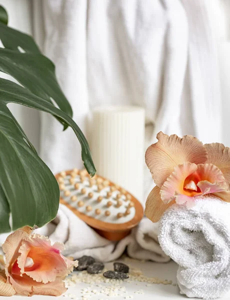 Spa összetétel fürdőtartozékokkal és thai orchidea virágokkal. — Stock Fotó