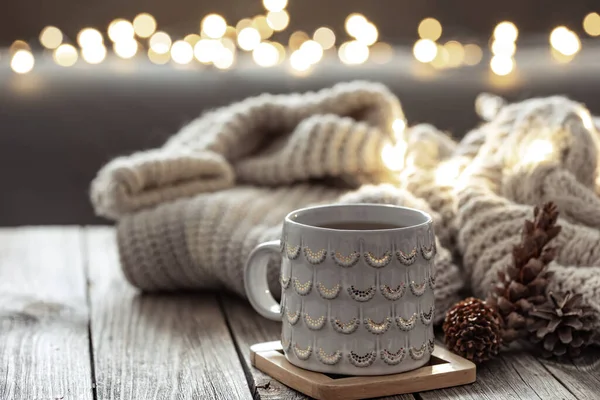 Belle tasse de Noël et bougies sur fond flou avec bokeh. — Photo