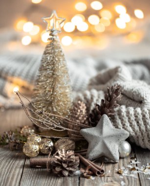 Bokeh ile bulanık arkaplan üzerine dekor ayrıntılarıyla Noel kompozisyonu.