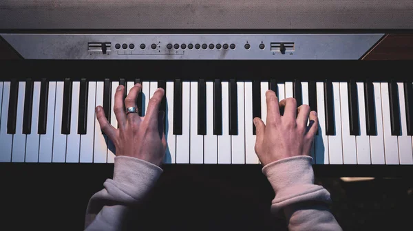 Piyano tuşlarını çalan erkek ellerinin yakın çekimi. — Stok fotoğraf