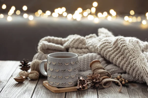 Schöne Weihnachtstasse und Kerzen auf verschwommenem Hintergrund mit Bokeh. — Stockfoto