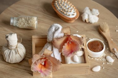 Tayland orkide çiçekleri ve banyo aksesuarlarıyla spa kompozisyonu.