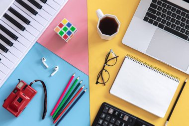 Renkli arkaplan üzerine boş not defteri, yaratıcılık kavramı, düzlük, minimalizm.