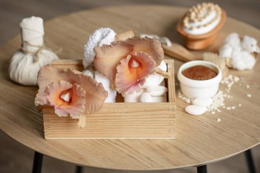 Tayland orkide çiçekleri ve banyo aksesuarlarıyla spa kompozisyonu.
